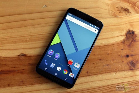  5. Nexus 6. Giống như các mô hình điện thoại thông minh cao cấp khác, Nexus 6 được trang bị bộ xử lý Snapdragon 805 kết hợp với RAM 3GB đảm bảo cho thiết bị hiệu suất tối ưu. Với màn hình 6 inch Quad HD, bạn có thể thưởng thức đồ họa thế hệ mới nhất mà không làm bạn chóng mặt. Thêm vào đó là 32 GB bộ nhớ trong, và bạn có một trong những điện thoại thông minh mạnh mẽ nhất trên thị trường hiện nay và cũng lý tưởng cho các thể loại game. Cuối cùng, pin 3220 mAh của đủ để bạn chơi trò chơi trong một vài giờ liên tục.