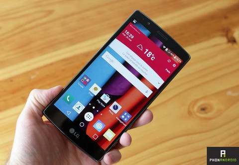  3. LG G4. Với bộ vi xử lý 6 lõi Snapdragon 808 và RAM 3 GB, LG G4 được đánh giá là một trong những điện thoại thông minh nhanh nhất trên thị trường hiện nay. Màn hình Quad HD 5,5 inch giúp bạn đỡ mỏi mắt. Với 32 GB bộ nhớ nội bộ, bạn sẽ không phải lo lắng về những trò chơi mà bạn muốn tải về. Pin 3000 mAh pin có thời lượng hoạt động tốt , đủ để chơi game trong vòng vài giờ, nhưng cần thận trọng đừng chơi game trong khi bạn sạc thiết bị.