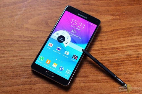  2. Samsung Galaxy Note 4. Mô hình mới nhất trong dòng phablet của Samsung, Galaxy Note 4 cũng cho bạn những trải nghiệm game hoàn hảo mà không phải lo lắng về tính tương thích, hiệu suất hay chất lượng hiển thị. Bộ vi xử lí lõi tứ Snapdragon 805 sẽ giúp trải nghiệm hoàn hảo hơn, đặc biệt là khi nó được kết hợp với bộ nhớ RAM 3 GB. Màn hình 5,7 inch Quad HD sẽ giúp hiển thị tốt đối với mỗi loại trò chơi, và sẽ làm hài lòng những người yêu thích màn hình lớn. Dung lượng 32GB sẽ giúp bạn thoải mái lựa chọn cài đặt các trò chơi yêu thích của bạn và pin 3220 mAh sẽ giúp bạn chơi game trong vòng vài giờ trước khi phải sạc thiết bị.