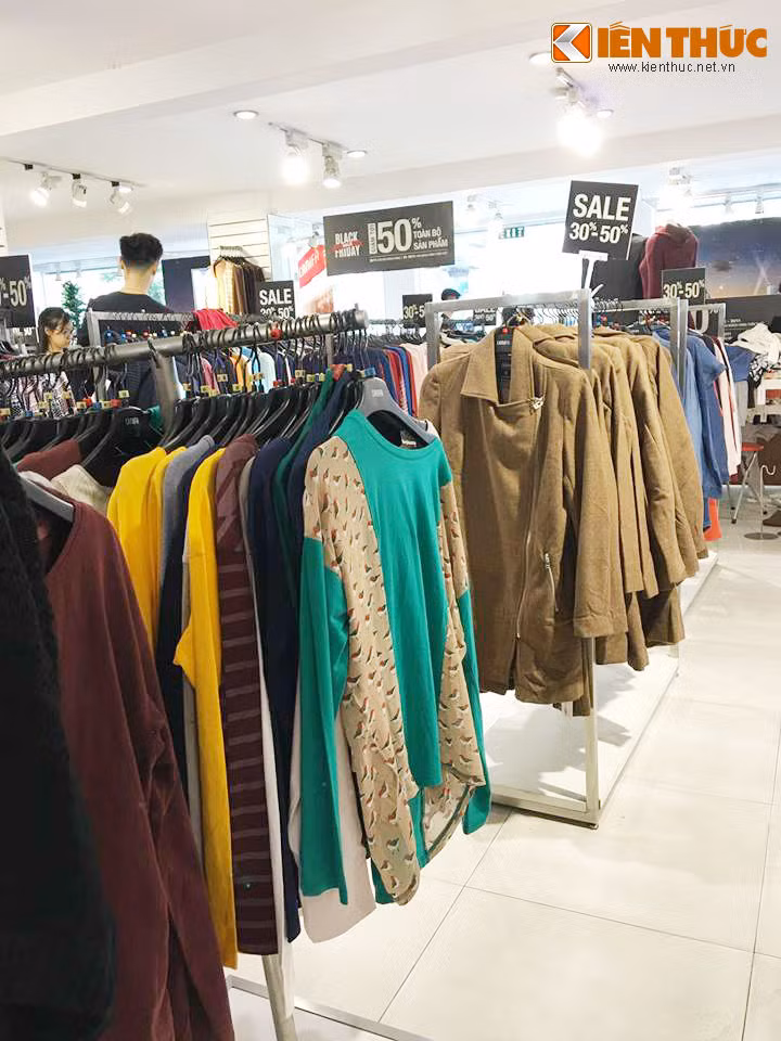 Các quầy hàng sale 30-50% tại Canifa thường khá vắng khách.