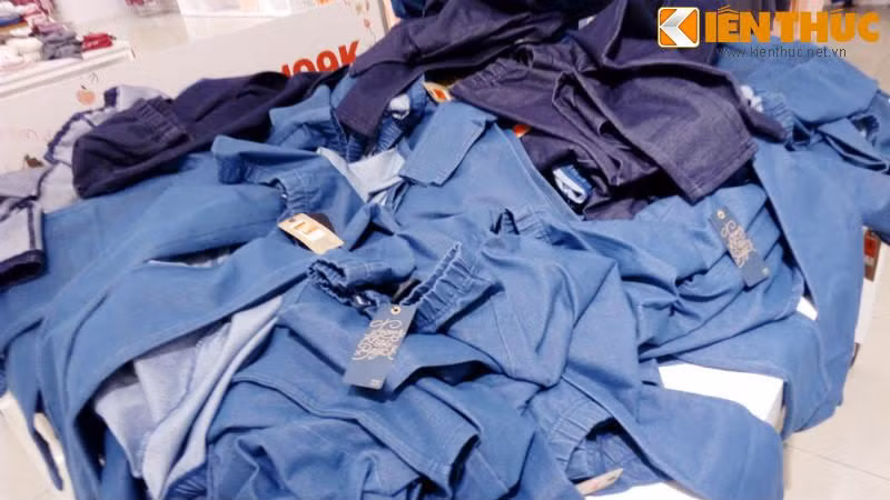 Những chiếc quần bò giảm giá đổ đống tại Canifa.