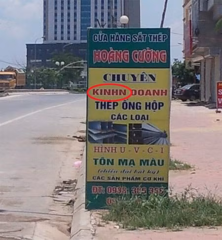 Tình trạng biển quảng cáo sai lỗi chính tả không phải là hiếm trên đường phố.