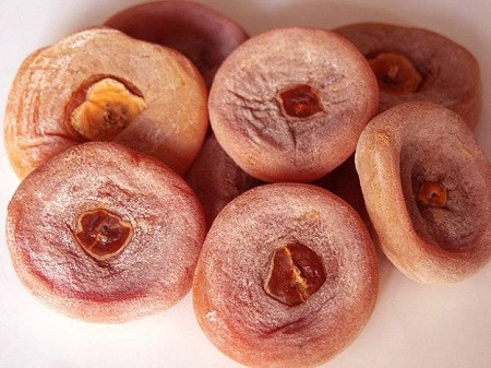 Ngoài ra, mứt hồng sấy khô Đà Lạt quả bao giờ cũng nhỏ hơn mứt hồng Trung Quốc.