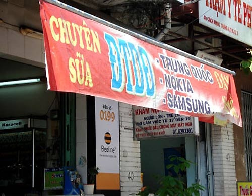 Cửa hàng có bán "sữa" điện thoại di động chứ không phải "sửa" điện thoại.