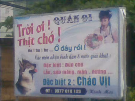 Hẳn không ít người thấy sốc vì cách quảng cáo của cửa hàng này.