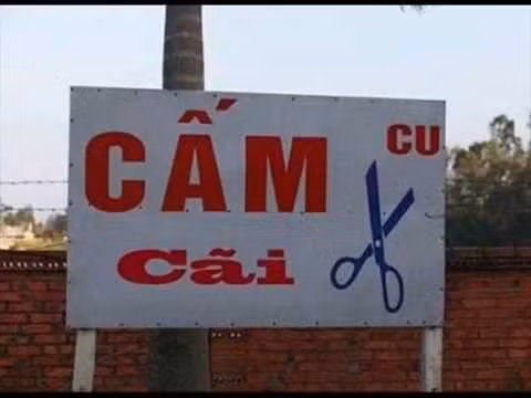 Một tấm biển quảng cáo hài hước và không kém phần "đáng sợ".