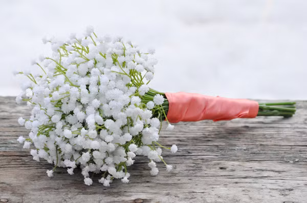 Sát ngày 20/10, thị trường hoa có sự tăng giá ở nhiều loại, trong đó, phổ biến là hoa hồng. Bông lẻ có giá từ 5.000 - 10.000 đồng bị đẩy giá lên gấp 2-3 lần, baby trắng kèm hoa hồng có giá 200.000 đồng trở lên.