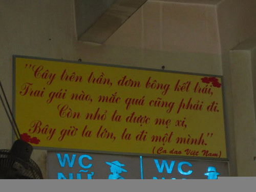 Đến tấm biển nhà vệ sinh cũng được "trang bị" thêm vài dòng thơ... lãng mạn.