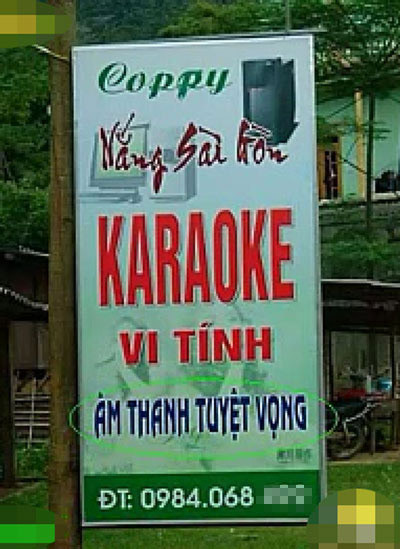 Một biển quảng cáo hài hước với dòng chú thích "âm thanh tuyệt vọng".
