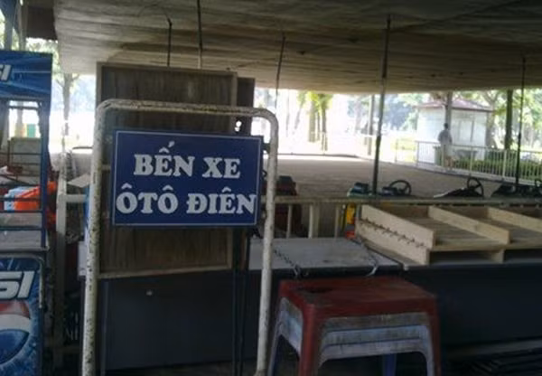 Một bến xe ô tô lạ????