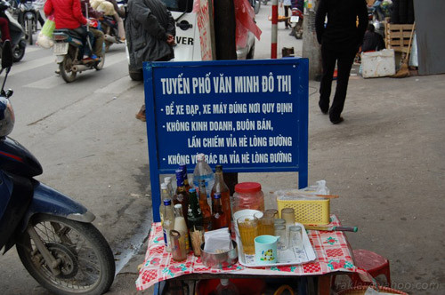 Hoàn toàn bỏ qua tấm biển thông báo, bày đồ bán công khai.