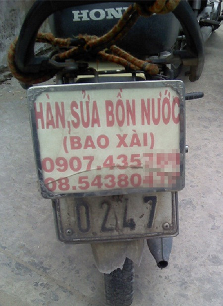 Thậm chí, chủ nhân chiếc xe này còn ưu tiên biển quảng cáo "hàn, sửa bồn nước" lên trên biển số xe.