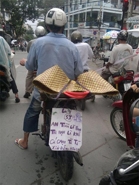 Rất nhiều lời nhắc nhở, người phía sau chạy từ từ, không đâm vào xe.