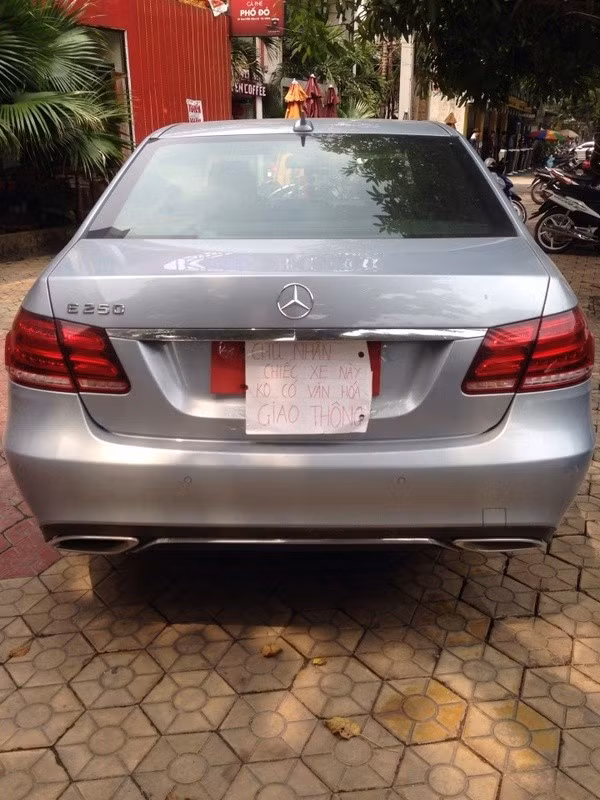 Hẳn là người dán tờ giấy này cảm thấy rất khó chịu với chiếc xe đỗ sai nơi quy định, gây cản trở giao thông.