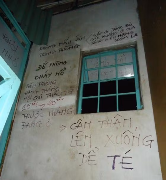 Một bức tường phủ kín những chú ý, quy định của nhà trọ.