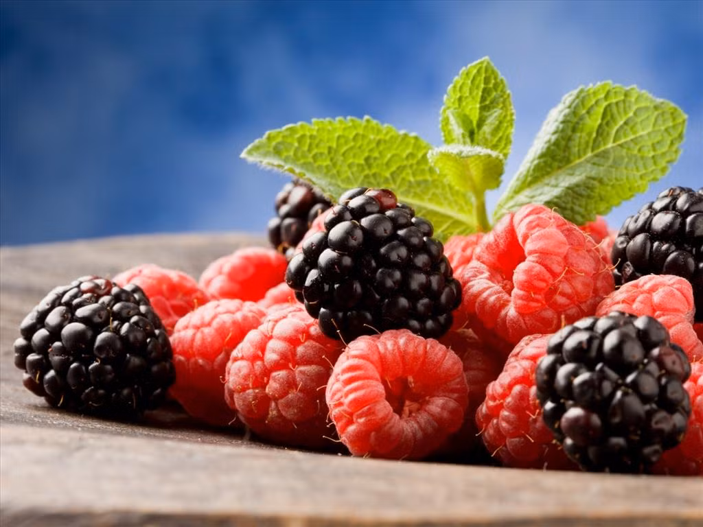 Nhờ công dụng hỗ trợ làm đẹp, tốt cho sức khỏe, vì thế, giá loại quả này được thổi lên rất nhiều. Việc các bà nội trợ chuộng hoa quả nhập khẩu, hoa quả ngoại thường đi liền với việc phải trả mức giá cực chát.