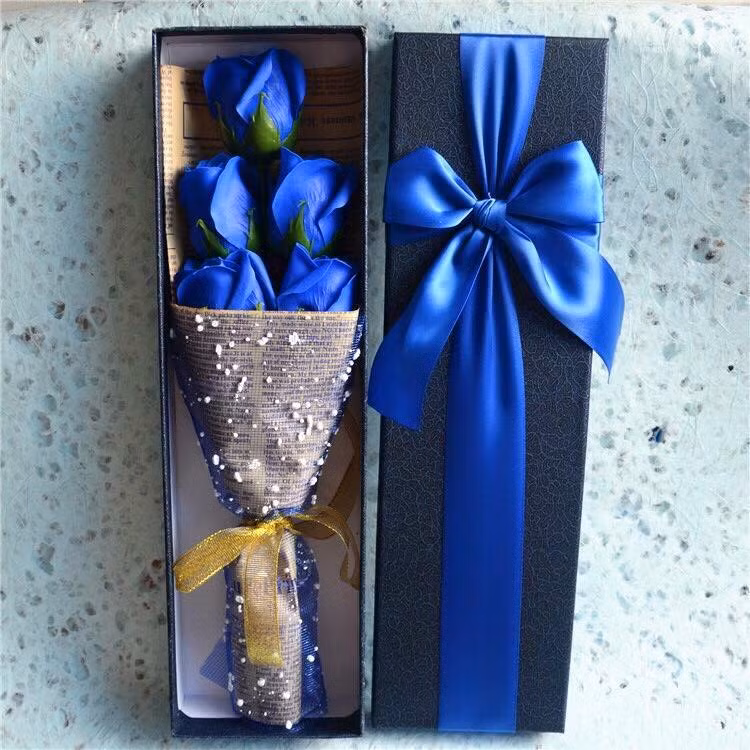 Ngoài ra, theo một chủ cửa hàng đồ lưu niệm tại phố Khương Thượng (Hà Nội): "Hoa hồng sáp có đủ màu, nên có muốn mua hoa hồng xanh, đỏ, tím, vàng đều có cả. Khách hàng trẻ tuổi thích loại quà này hơn cả".