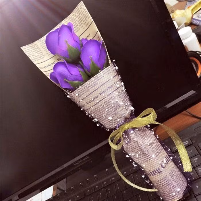 Bạn Minh Hoàng (25 tuổi, nhà ở Huỳnh Thúc Kháng, Hà Nội) chia sẻ: "Chọn quà 20/10 bao giờ cũng rất khó, thấy có loại hoa giữ được lâu mà ý nghĩa, nên mình cũng đặt mua một bó. Giá của chúng cũng tương đương các bó hoa trong ngày 20/10 nên cũng được xem là hợp lý".