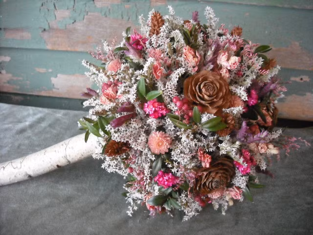 Hoa khô có giá từ 200.000 - trên 600.000 đồng cũng được thêm vào bản danh sách các món quà tặng dịp 20/10.