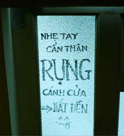 Một tấm biển nhắc nhở hài hước, dí dỏm.