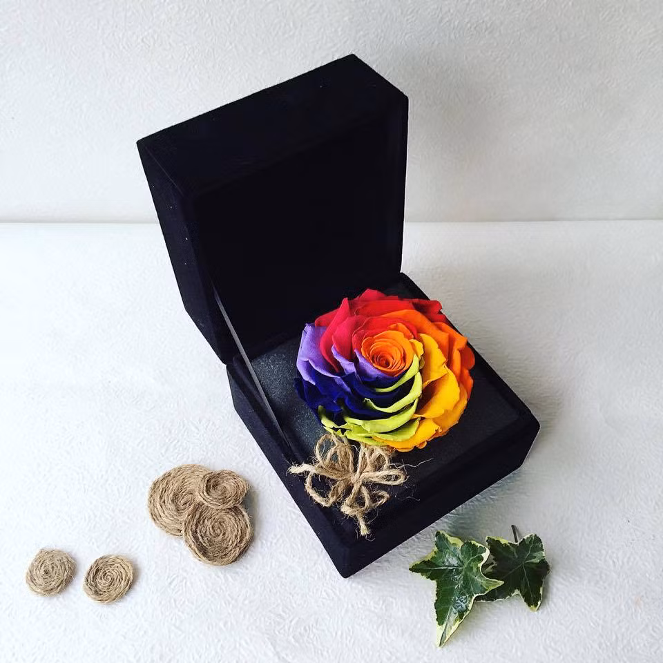 Các loại hoa hồng có thể giữ tươi được lâu, trang trí với nhiều phụ kiện đẹp mắt nên khá đắt đỏ. Hiện tại, shop hoa đã thông báo nhiều mặt hàng hiện đã tạm hết ở cơ sở Hà Nội. Hình ảnh hoa hồng bảy màu vĩnh cửu đang đắt hàng, có giá bạc triệu. Ảnh: 38 Degree