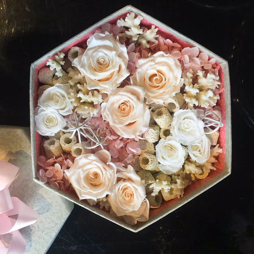 Gần đến 20/10, các cửa hàng hoa, quà tặng đã rục rịch bung hàng và nhận đơn đặt hàng của khách. Một shop hoa có tiếng ở Hà Nội và TP HCM đã tung ra những hộp quà hoa hồng vĩnh cửu có giá từ 400.000 đồng đến hơn 1,7 triệu đồng. Ảnh: 38Degree.