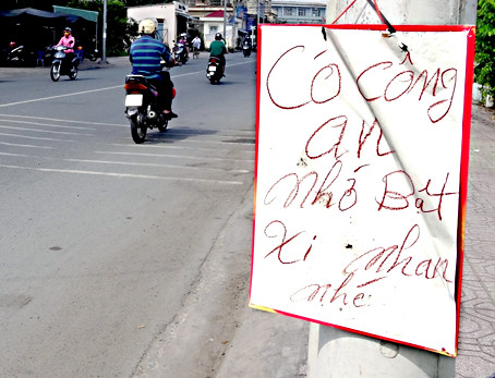 Tấm biển nhắc nhở người đi đường bật xi nhan xe từng xuất hiện nhiều đoạn đường, đường phố.