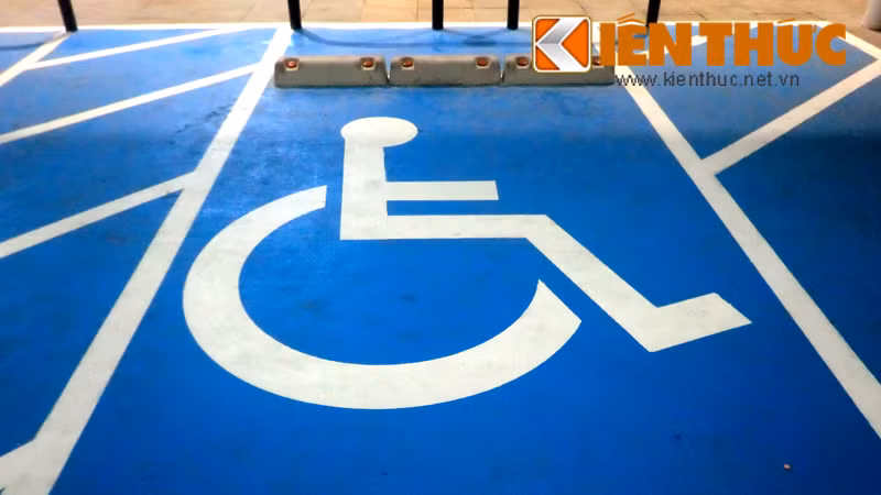 Các khu đỗ xe ưu tiên sẽ không dành cho xe thường. Trong siêu thị, khu vui chơi cũng có các khu vệ sinh, lối đi được thiết kế riêng nhằm giảm cản trở tiếp cận dịch vụ của người khuyết tật.