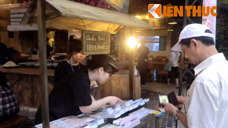 Một khách hàng lớn tuổi đang mua tem phiếu tại quầy. Với nhiều người, tem phiếu gắn với kỉ niệm của một thời mua hàng tại các cửa hàng mậu dịch.