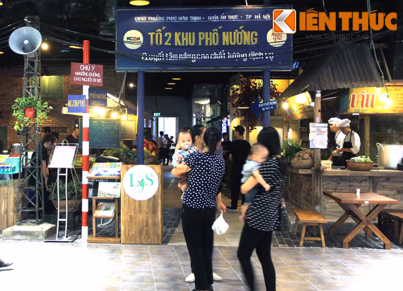 Khu làng ẩm thực tại trung tâm thương mại Aeon Mall Long Biên giống như những khu phố thu nhỏ.