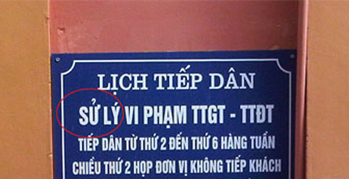 Một tấm biển thông báo tại cơ quan nhà nước, chữ "Xử lý" đã bị viết nhầm thành "sử lý".