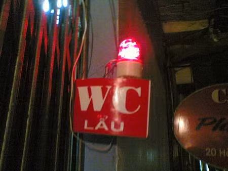 Biển quảng cáo quá độc lạ, tiết kiệm đến mức viết chung WC và lẩu vào cùng một nơi.