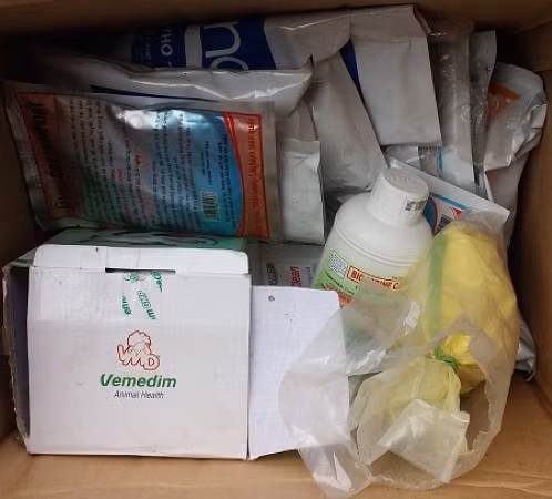 Trong khi thuốc tránh thai là chất cấm sử dụng trong quá trình nuôi lươn, song sự việc đáng sợ này vẫn đang diễn ra. Không chỉ thuốc tránh thai, kháng sinh cũng được tận dụng để nuôi lươn béo tốt. Ảnh các loại thuốc "tẩm" cho lươn tại nhà người dân (Nguồn ảnh: Lao động).