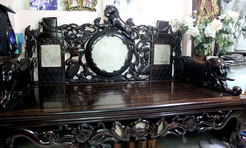 Nổi bật trên sập là tam sư hí cầu (3 con sư tử chơi với quả cầu), 2 vò rượu, chim chóc, hoa lá... Ảnh: Zing.