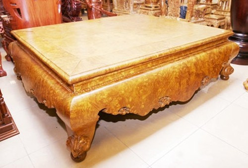 Mất nhiều thời gian và công sức, anh Trần Đức Thuấn (một đại gia trong làng sản xuất gỗ Hà Thành) vẫn được bạn bè hài hước gọi bằng biệt danh “tỷ phú chơi ngông” hoàn thành chế tác chiếc sập gỗ độc đáo từ gỗ quý.