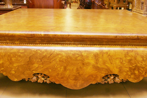 Không ít người trả giá 1-2 tỷ đồng để sở hữu chiếc sập này song chủ nhân của nó không đồng ý. Ảnh: Đại Lộ.