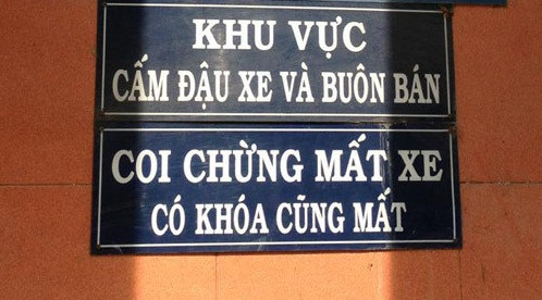 Một tấm biển thông báo mất xe, khẳng định "có khóa cũng mất".