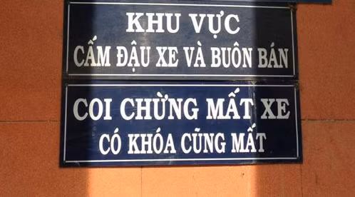 Một tấm biển thông báo mất xe, khẳng định "có khóa cũng mất".
