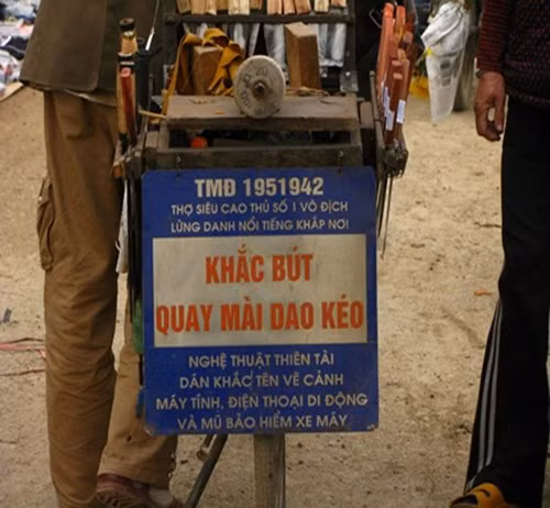 Chiêu quảng cáo gây sốc của thợ khắc bút, mài dao kéo "Nghệ thuật khắc thiên tài", "thợ siêu cao thủ số 1, vô địch lừng danh nổi tiếng khắp nơi".