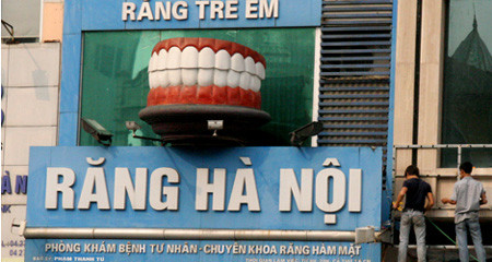 Răng hàm mặt sẽ không thiếu mô hình một bộ răng chắc, khỏe, đều để gây sự chú ý của khách hàng.