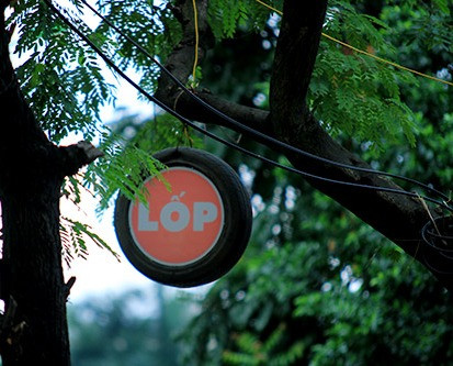 Cửa hàng sửa xe, thay lôp cũng dùng ngay chiếc lốp xe để "chế" thành biển quảng cáo sáng tạo.