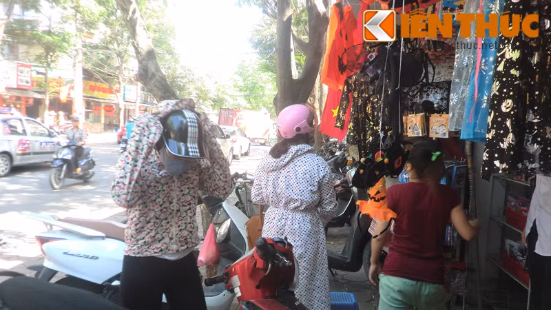 Nhiều khách hàng cho rằng, năm nay mặt hàng không đắt đỏ vì có nhiều cửa hàng bán, nhiều lựa chọn món đồ hóa trang.