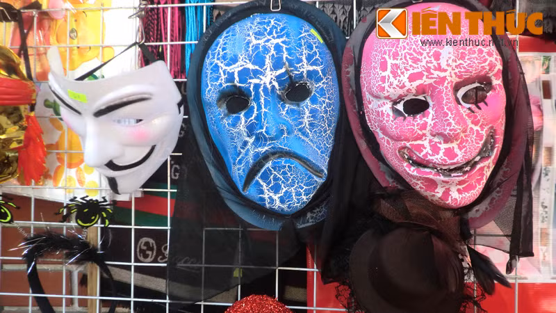 Các loại mặt nạ kinh dị để hóa trang ma quỷ trong lễ hội Halloween được bán với giá dao động trên 30.000 đồng/chiếc.