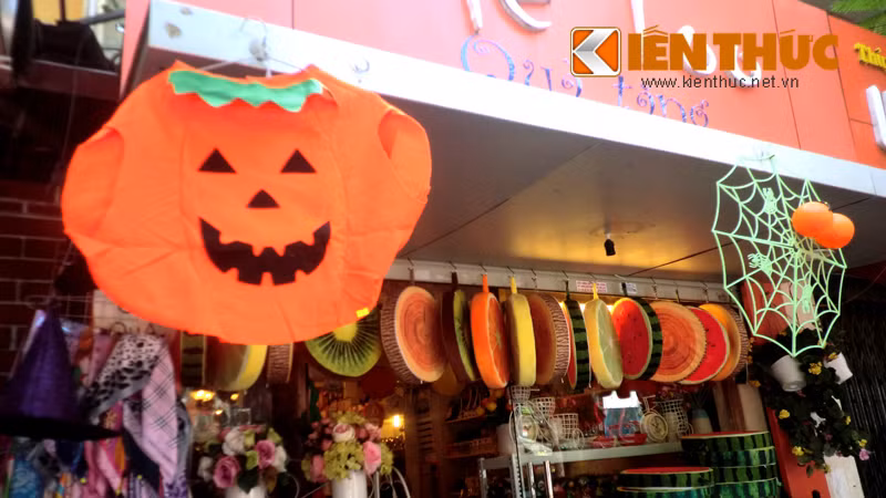 Để thu hút sự chú ý, các cửa hàng trưng những món đồ hút mắt nhất ra bên ngoài. Theo một nhân viên bán hàng trên phố Đội Cấn: "Năm nay, hàng độc không có nhiều, chủ yếu lấy giá rẻ để hút khách. Gần ngày Halloween, lượng hàng bán được tăng gấp 2-3 lần trước đó".