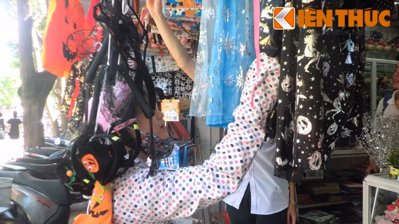 Nhiều bà mẹ trẻ cũng mua cho con cái những bộ áo choàng để hóa trang trong ngày lễ này.