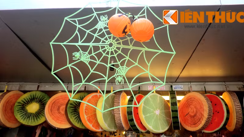 Những quả đèn lồng bí ngô có giá từ 10.000 - 60.000 đồng (tùy kích thước). Với những loại có sẵn đèn chiếu sáng phía trong sẽ có giá đắt gấp đôi.