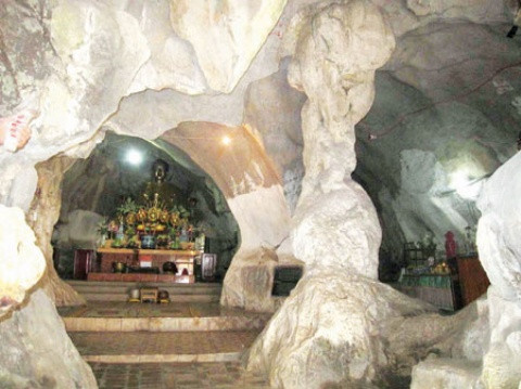 Cách trung tâm TP Thái Nguyên 2km về phía tây bắc, qua cầu Gia Bẩy theo hướng quốc lộ 1B (Thái Nguyên - Lạng Sơn). Di tích thắng cảnh Chùa Hang bao gồm: một ngôi chùa trong lòng hang và 3 ngọn núi đá dài gần nghìn mét được toạ lạc ngay tại trung tâm thị trấn Chùa Hang cũng là một điểm du lịch tâm linh đẹp, nhiều điều kỳ thú.