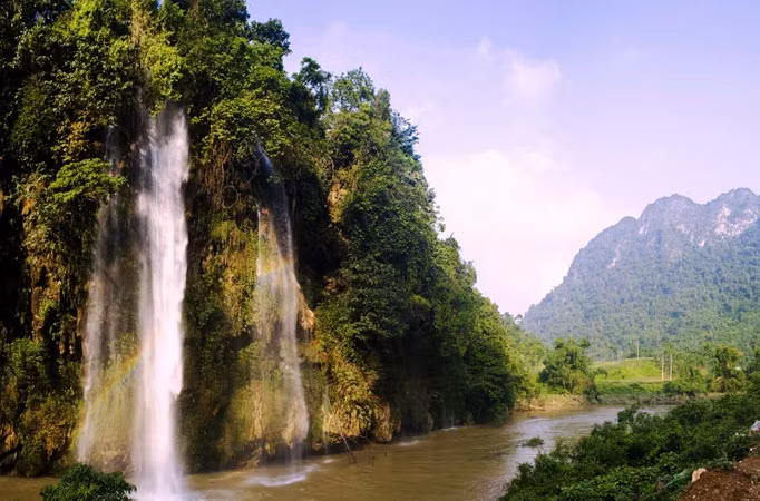 Ngắm cảnh đẹp ở thác Mưa Rơi thuộc địa phận xóm Kim Sơn, xã Thần Sa (Võ Nhai, Thái Nguyên), cách thành phố hơn 30km.