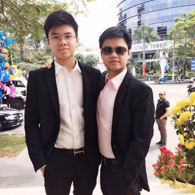 Ngoài ra, gia đình Phan Hoàng cũng đồng sở hữu các doanh nghiệp khủng như Saigon Ford, công ty CP Vật tư Bến Thành, Công ty du lịch Bến Thành Non Nước, Công ty du lịch Huế, Khách sạn Bông Sen, Khách sạn Sài Gòn – Ninh Chữ, cùng nhiều tài sản bất động sản “khủng” ở nhiều thành phố lớn.