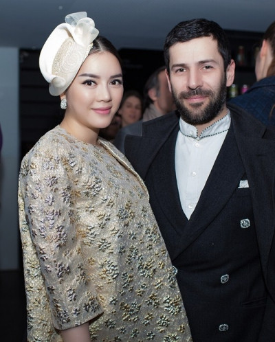 Lý Nhã Kỳ cũng từng nhiều lần được Alexis Mabille mời tham dự các show trình diễn thời trang đình đám tại Pháp.